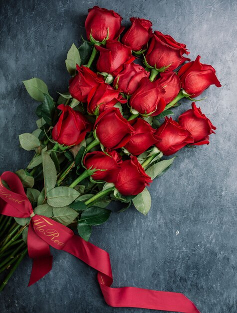 buquê de rosas vermelhas em cima da mesa