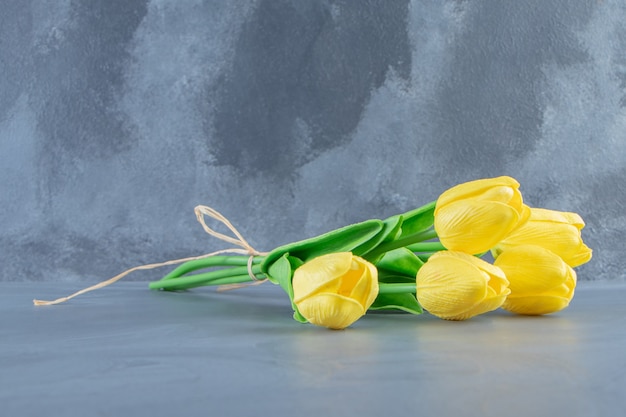 Buquê de tulipas amarelas, na mesa branca.