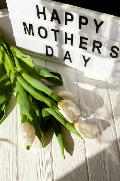 Foto grátis buquê de tulipas com mesa de luz