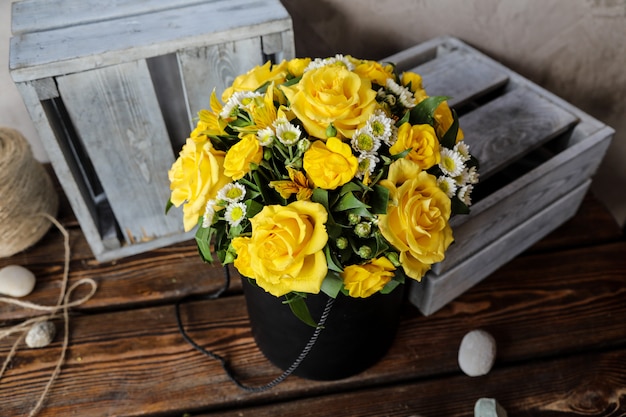Buquê de vista lateral de rosas amarelas em cima da mesa