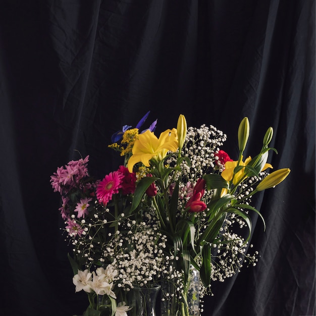 Buquês de flores coloridas em vasos