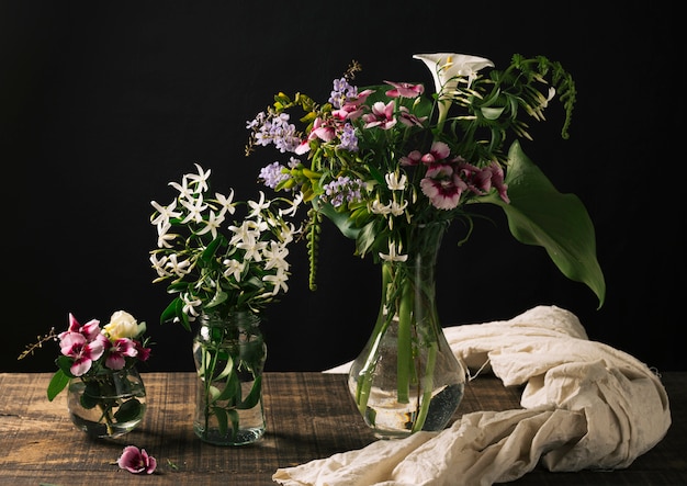 Buquês de flores em vasos na mesa