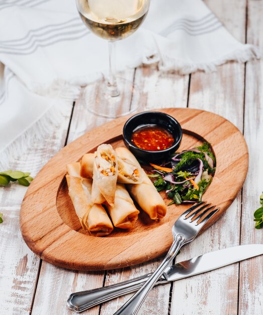 Burito com frango e legumes na mesa de madeira