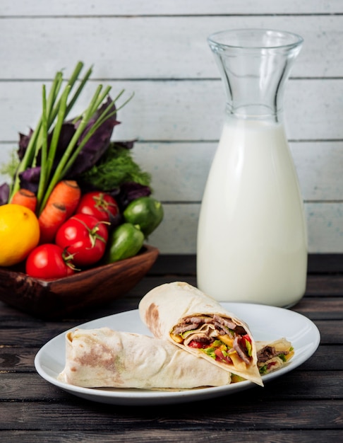 Foto grátis burito de carne com leite na mesa