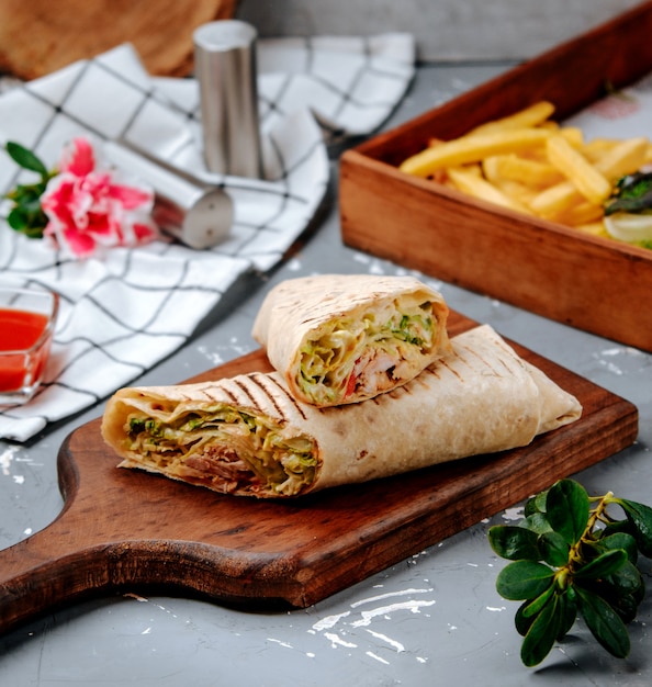 Buritto com batatas fritas na mesa