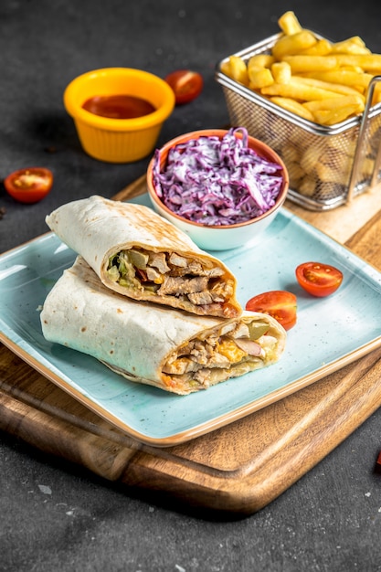 Foto grátis buritto com carne na mesa