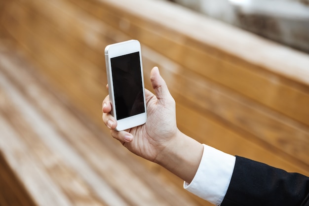 Business Concept - Young Business man verifique o telefone móvel para reunião.