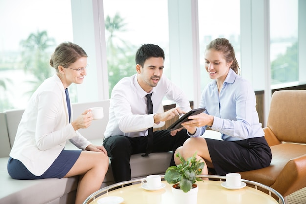 Business Team Trabalho no computador da tabuleta