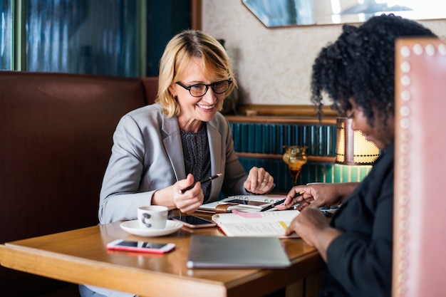 Businesspartners reunião em um café