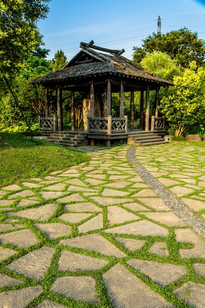 Foto grátis cabana de madeira no meio da floresta