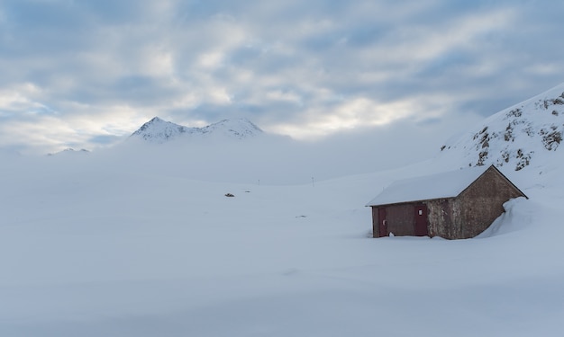 Cabana pequena e montanha em uma manhã gelada