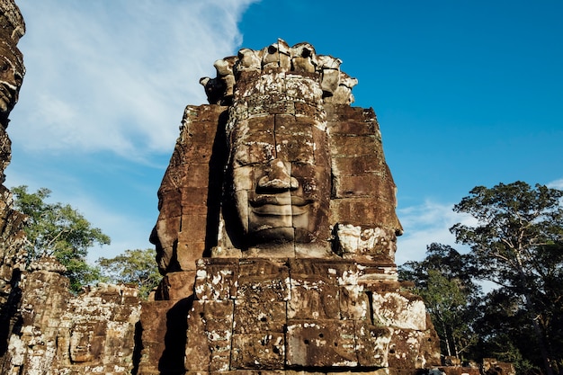 cabeça antiga no templo no Camboja