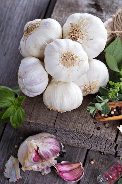 Cabeças de alho em uma mesa de madeira