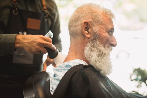 Cabeleireiro, corrigindo o corte de cabelo no salão