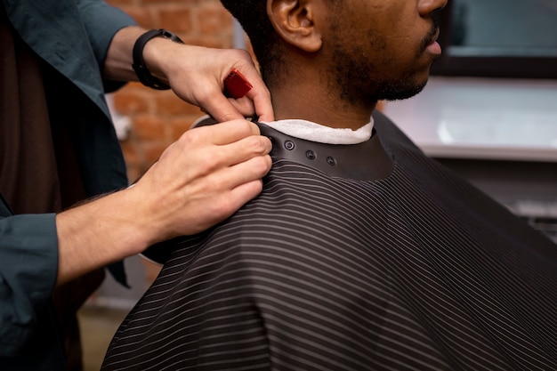 Foto grátis cabeleireiro cuidando do cliente