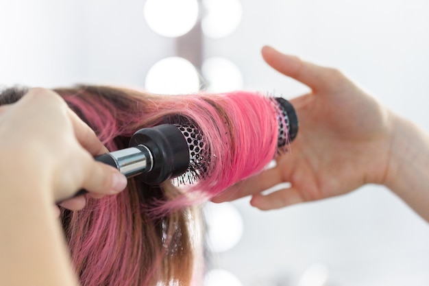 Foto grátis cabeleireiro faz penteado de mulher