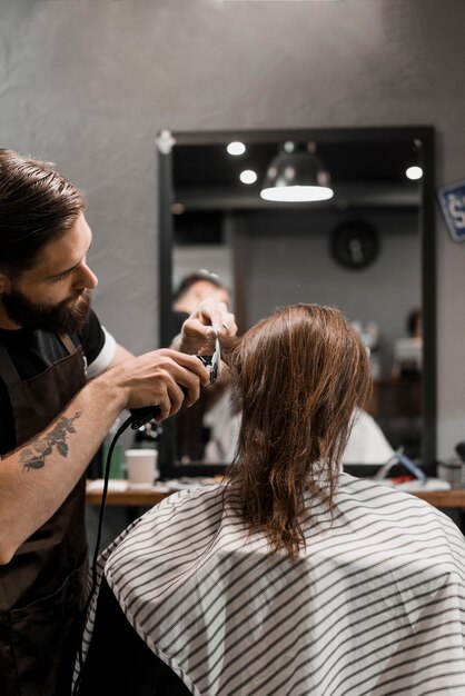 Cabeleireiro masculino aparador de cabelo do homem com aparador elétrico