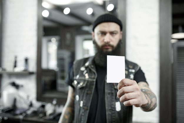 Cabeleireiro masculino contra um fundo de barbearia.