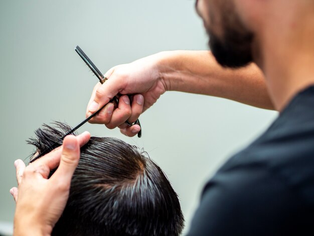 Cabeleireiro medir o comprimento do cabelo do cliente