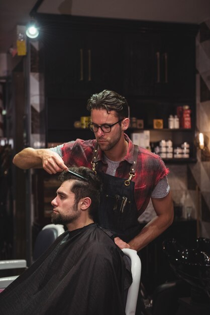 Cabeleireiro penteando o cabelo dos clientes