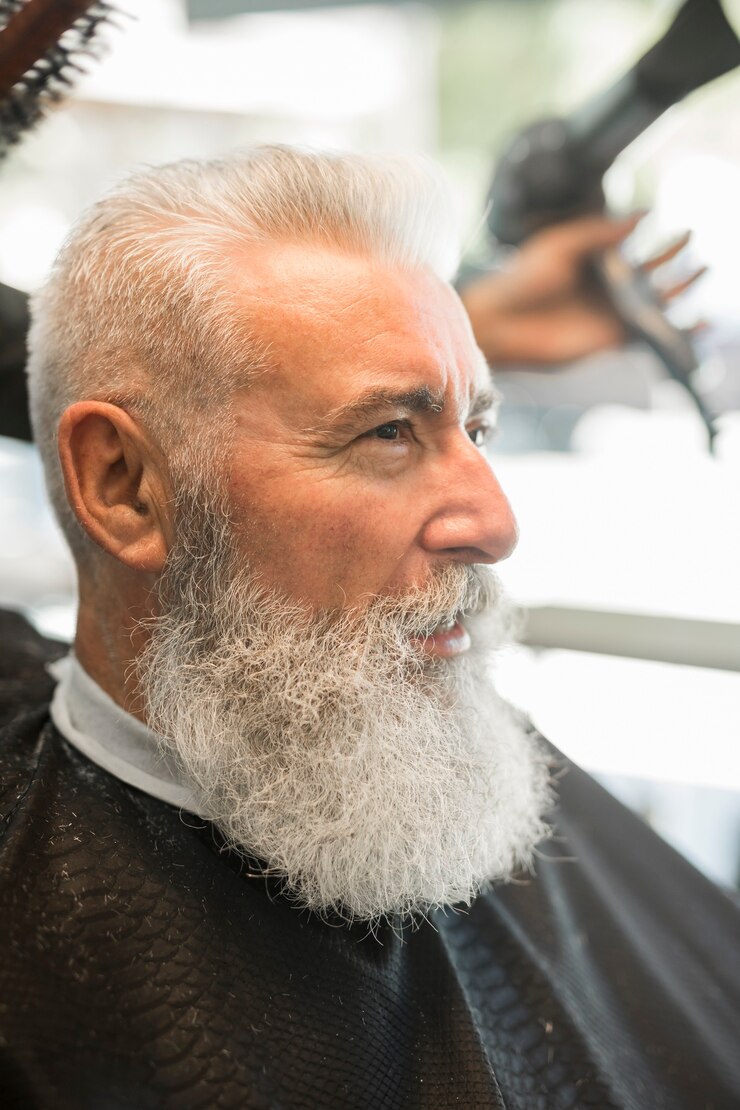 Foto grátis cabeleireiro sem rosto fazendo cabelo estilo masculino cliente