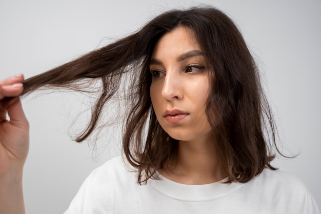 Foto grátis cabelo bonito no processo de tratamento de queratina