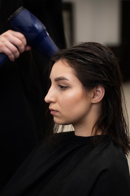 Foto grátis cabelo bonito no processo de tratamento de queratina