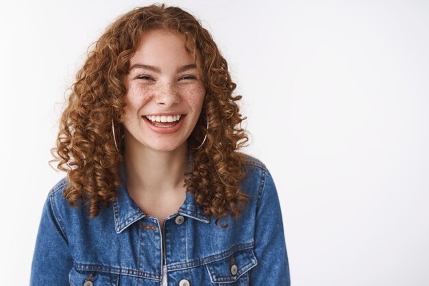 Cabelo cacheado da jovem ruiva feliz rindo e despreocupado expressando felicidade