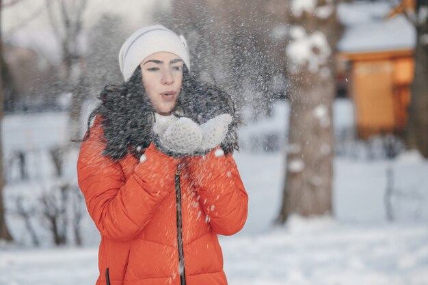 cabelo da mulher jaqueta de fundo da neve