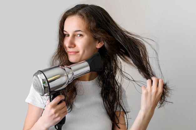 Foto grátis cabelo de secagem da mulher