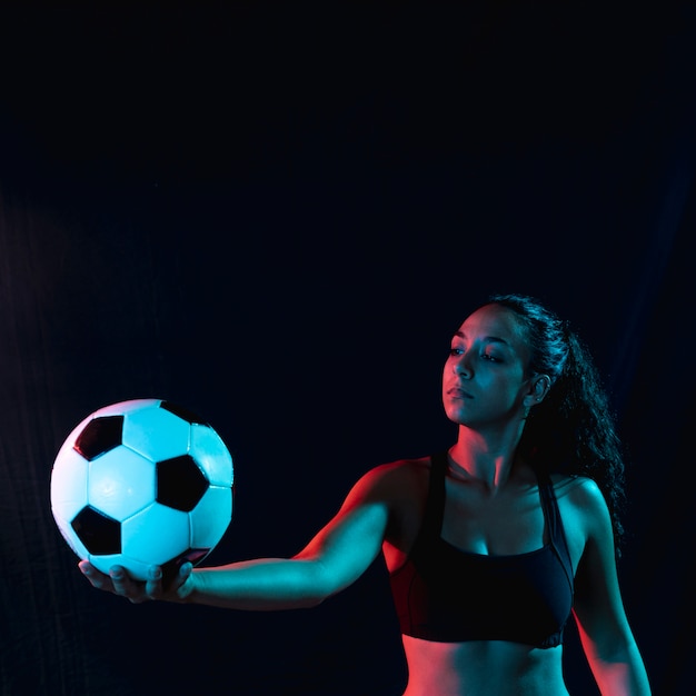 Foto grátis caber jovem segurando bola de futebol