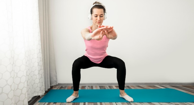 Foto grátis caber mulher exercitando em casa