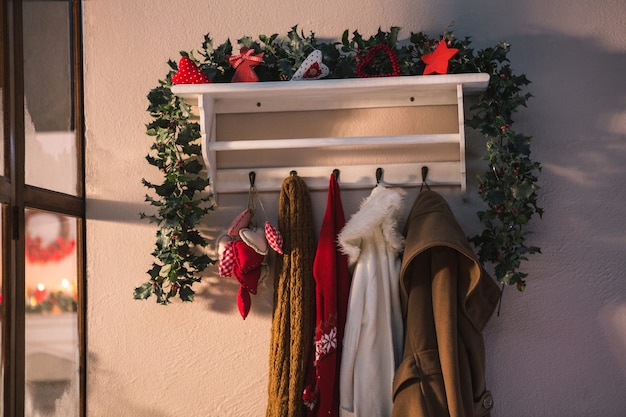 Cabide decorada com motivos de natal e jaquetas