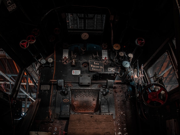 Foto grátis cabine de condutor de trem histórico