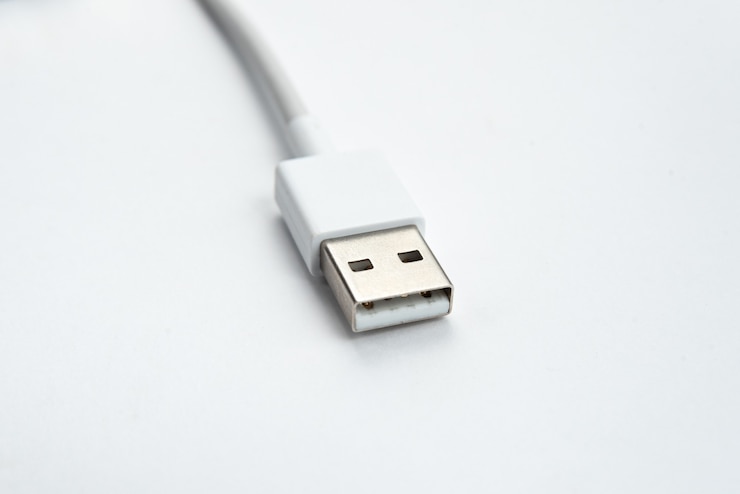 Foto grátis cabo usb sobre fundo branco isolado