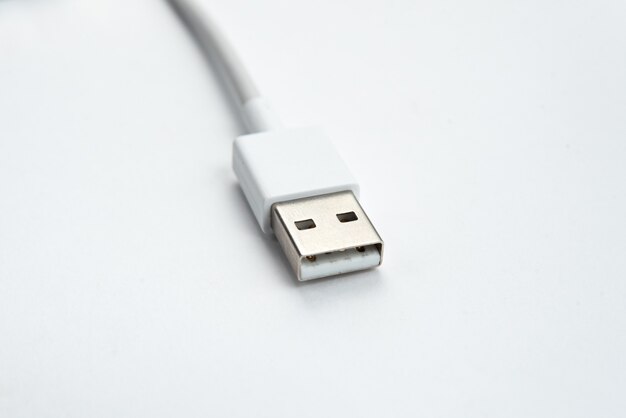 Cabo USB sobre fundo branco isolado