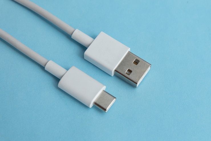 Foto grátis cabo usb tipo c sobre fundo azul