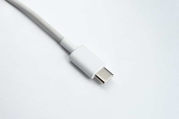 Cabo usb tipo c sobre fundo branco isolado