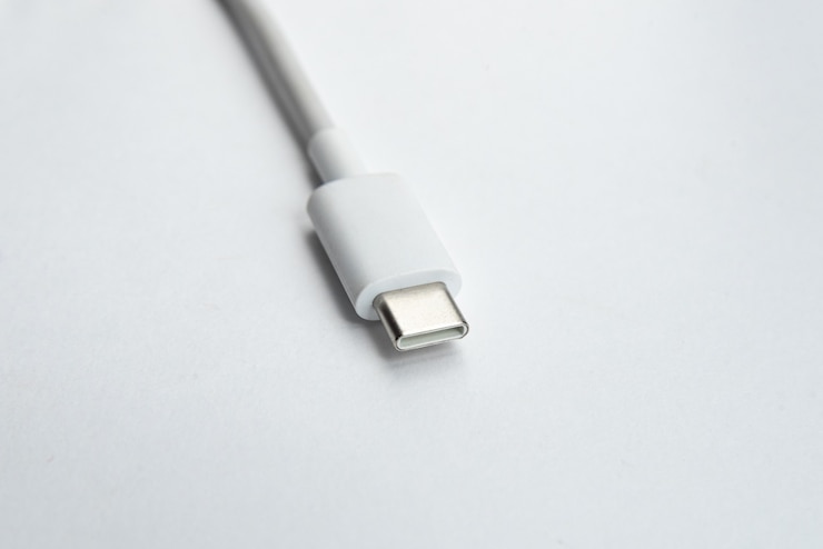 Foto grátis cabo usb tipo c sobre fundo branco isolado