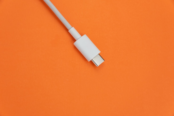 Foto grátis cabo usb tipo c sobre fundo laranja
