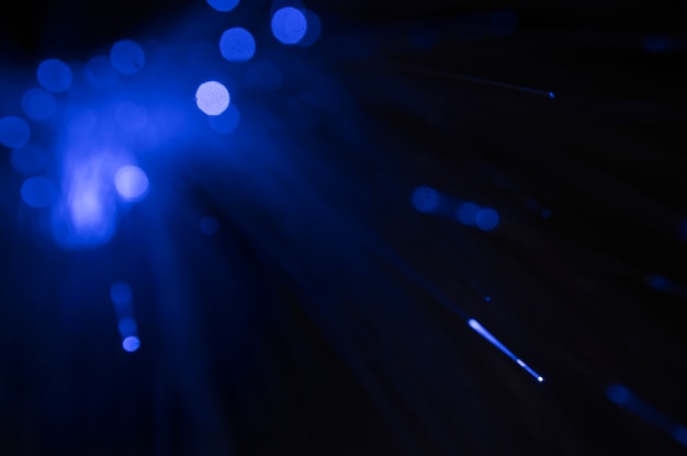 Cabos de fibra óptica com luz azul