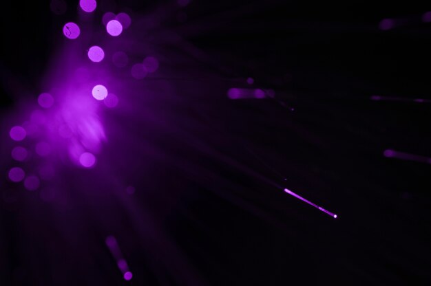 Cabos de fibra óptica com luz roxa
