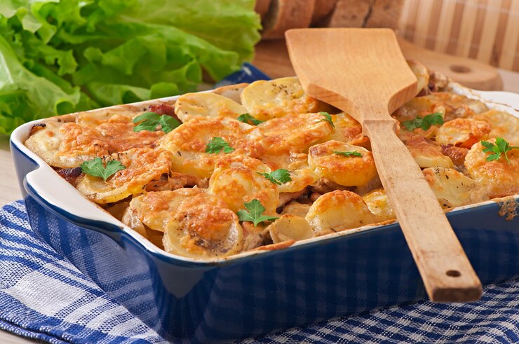 Foto grátis caçarola de batata com carne e cogumelos com crosta de queijo