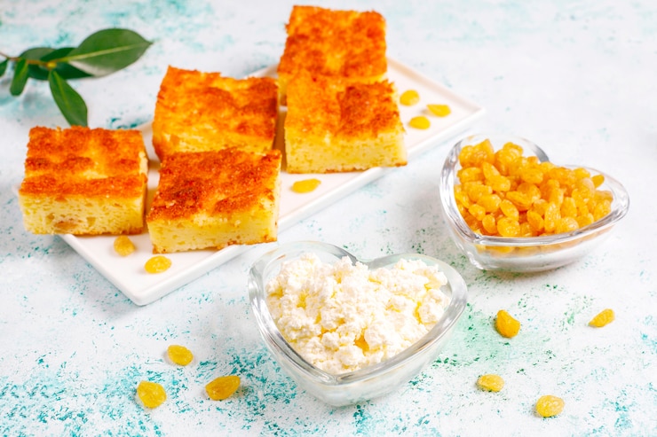 Foto grátis caçarola de queijo cottage com passas e sêmola
