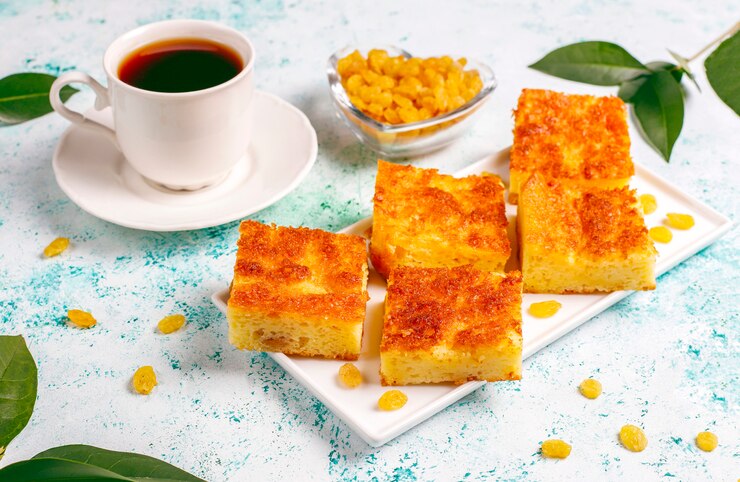Foto grátis caçarola de queijo cottage com passas e sêmola