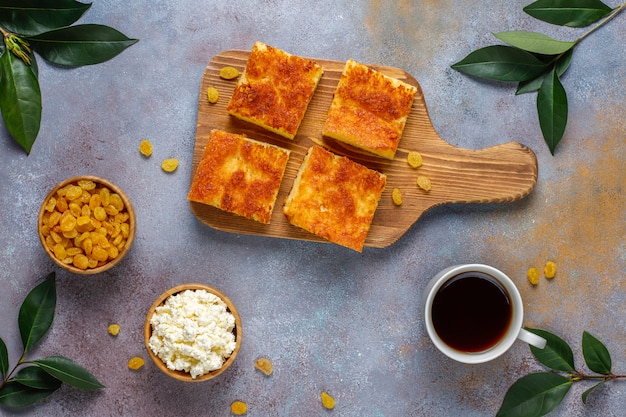 Caçarola de queijo cottage com passas e sêmola