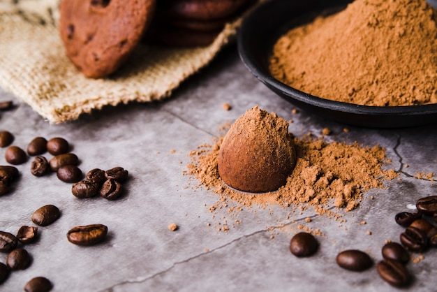 Cacau em pó sobre a trufa de chocolate