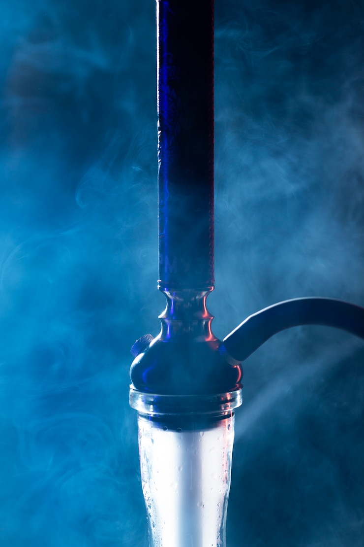 Foto grátis cachimbo de água de vista frontal em um bar com neblina ao redor
