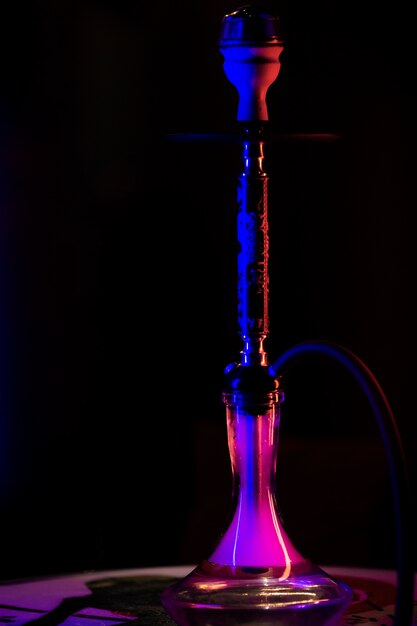 Cachimbo de água de vista frontal em um bar com neblina ao redor