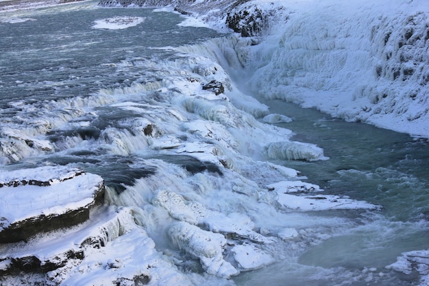 Cachoeira de Gullfoss na Islândia, Europa cercada por gelo e neve